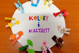 Zdjęcie z napisem "kolory i kształty"